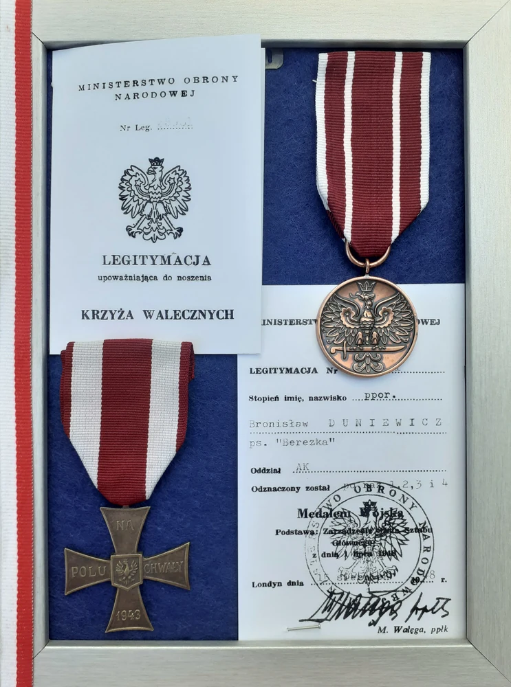 Medal Wojska at upper right, Cross of Valour at lower left, and award documents belonging to Bronislaw Duniewicz